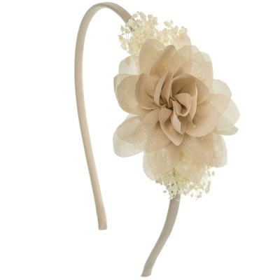 Aro de cabelo bege com flor grande de tecido creme e detalhes de flores pequenas brancas