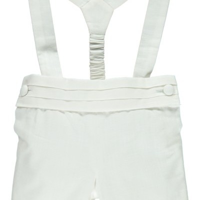 Calções brancos com alças ajustáveis e botões decorativos