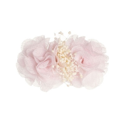 Acessório de cabelo com flores de tecido rosa claro e detalhes brancos