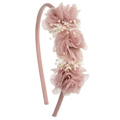 Aro de cabelo cor-de-rosa com flores de tecido rosa e detalhes brancos pequenos