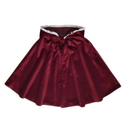 Capa vermelha em tecido acetinado com laço e forro branco rendado