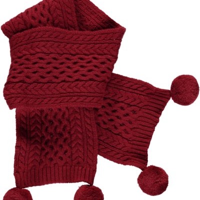 Cachecol vermelho tricotado com pompons nas extremidades