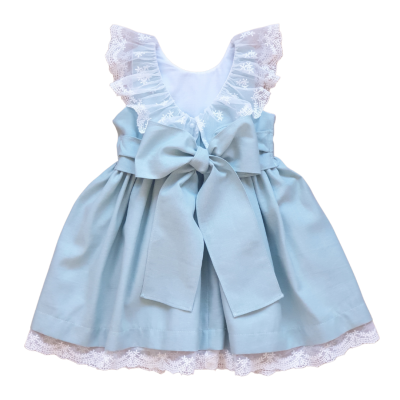 Vestido infantil azul claro com gola e bainha em renda branca e laço frontal.