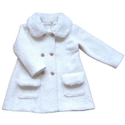 Casaco infantil branco felpudo com botões dourados e bolsos frontais