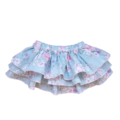 Saia azul clara com padrão floral e várias camadas