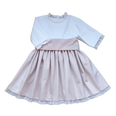 vestido infantil branco e rosa claro com renda nas bordas