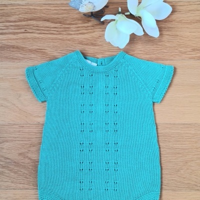 Body de bebé azul turquesa em malha com botões e decoração ao lado