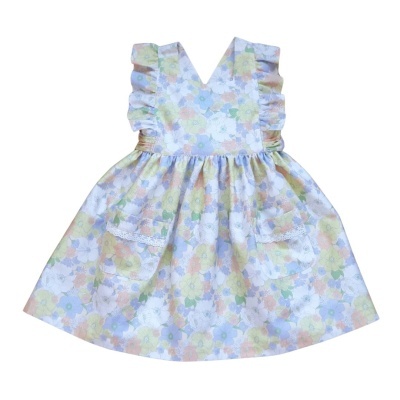 Vestido infantil floral com decote em V e folhos nas mangas