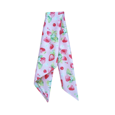 Lenço branco com padrão de morangos vermelhos e folhas verdes