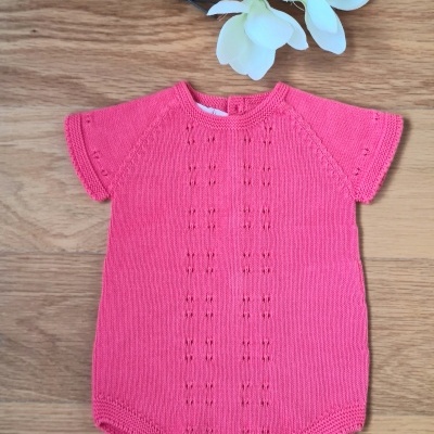 Body de bebé rosa em malha com botões e detalhes perfurados