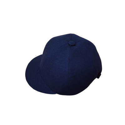 Boné azul escuro com aba e botão no topo