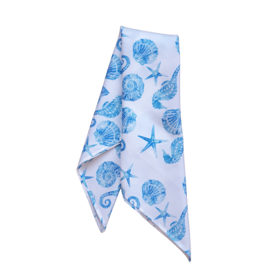 Pano branco com estampas azuis de conchas, estrelas-do-mar e cavalos-marinhos