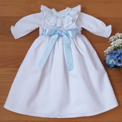 Vestido branco para bebé com laço azul e gola com folhos e bordados