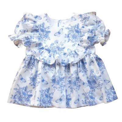 Blusa infantil branca com flores e borboletas azuis e manga bufante