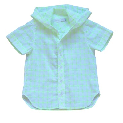 Camisa infantil branca e verde neon com capuz e botões