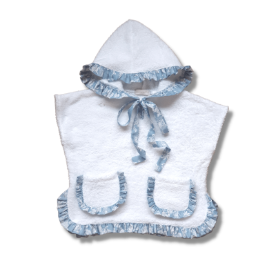 Poncho branco felpudo com capuz e folhos azuis para criança