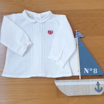 Camisola branca de criança com bordado vermelho e barco decorativo azul