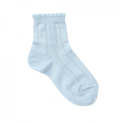 Meia azul clara com padrão texturizado vertical e rebordo ondulado