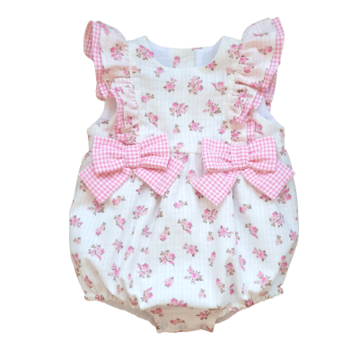Macacão de bebé branco com flores rosas e laços xadrez rosa e branco