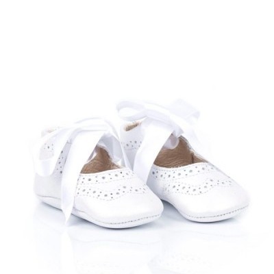 sapatinhos de bebé brancos em couro com fitas brancas para amarrar