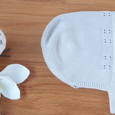 Gorro de bebé cinzento claro em malha com detalhes, flor branca e pássaro decorativo