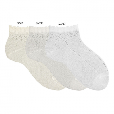 Três pares de meias curtas em bege, cinza claro e branco com padrão decorativo no tornozelo