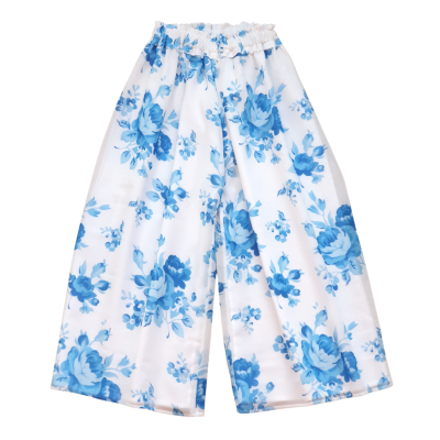 Calças brancas largas com padrão de flores azuis e cintura elástica com laço
