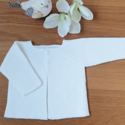 Casaco de malha branco para bebé com botões e padrão tricotado