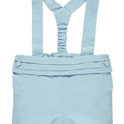 Calções azul claro com alças e botões decorativos em fundo branco