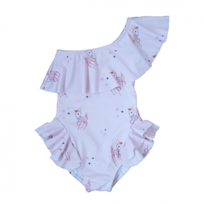 Fato de banho infantil rosa claro com estampa de veados e folhos no ombro e laterais