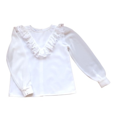 Blusa branca de manga comprida com babados de renda formando um V