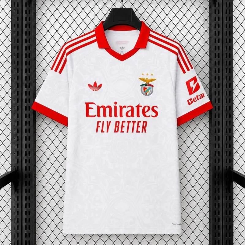 Camisola desportiva branca e vermelha com logos e texto em vermelho