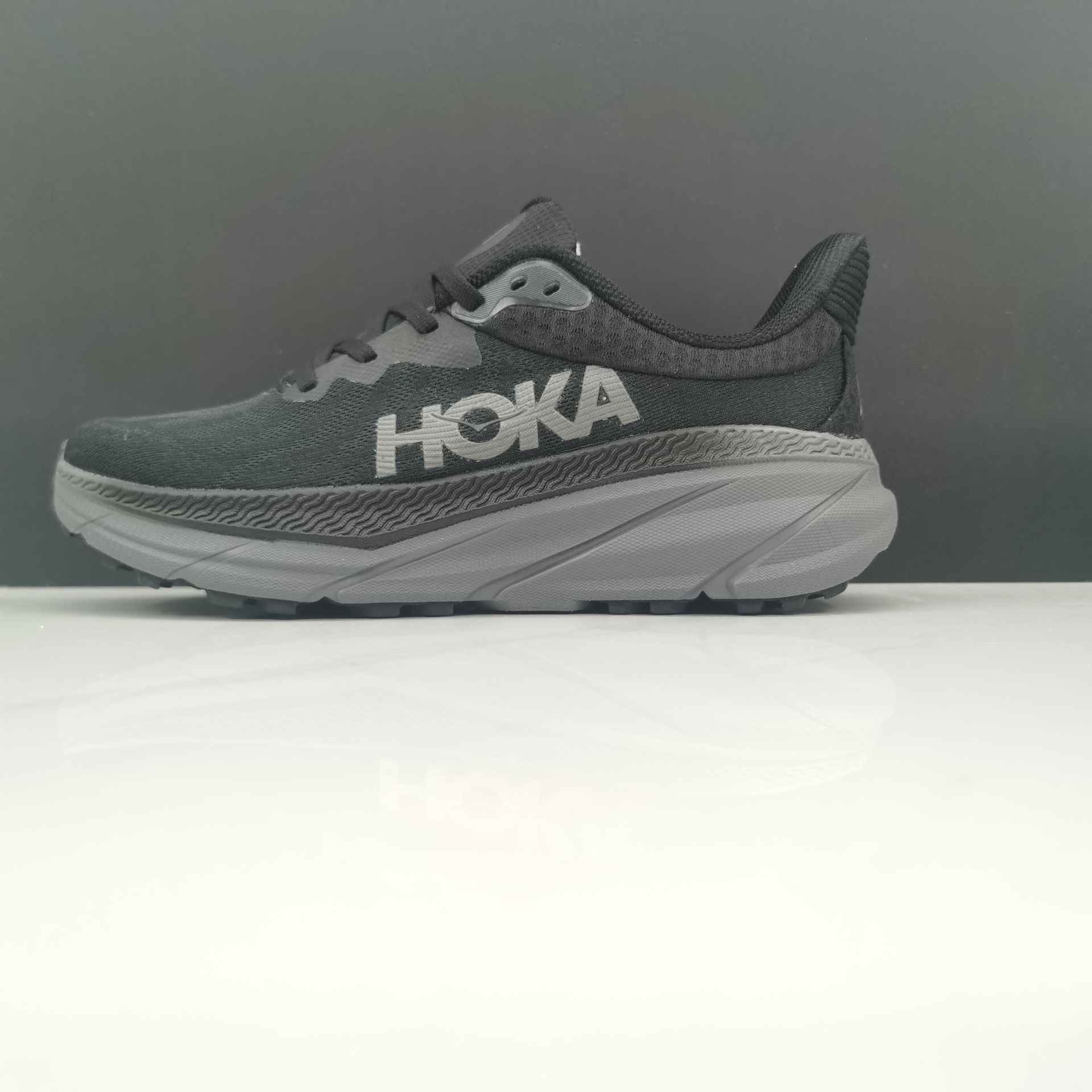 Ténis de corrida HOKA cinza e preto com sola branca texturada