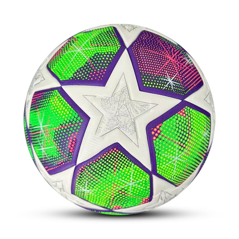 Bola de futebol branca com estrelas e padrões verdes e púrpura