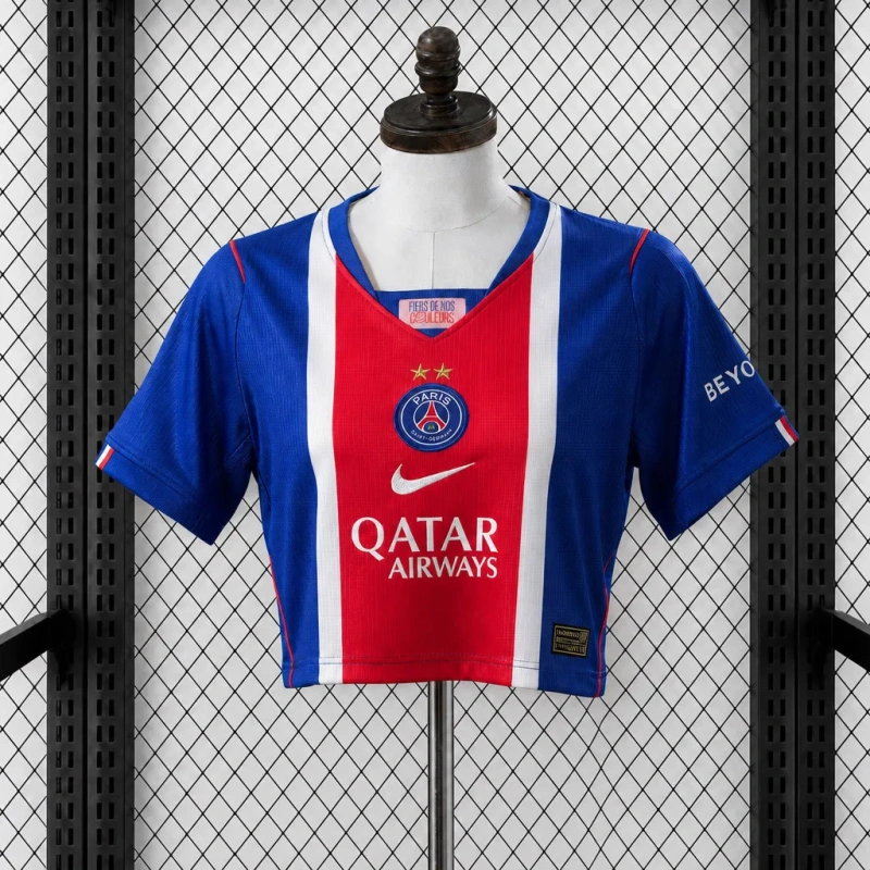 A elegância parisiense, agora num corte feito para ti! Apresentamos a Camisola Feminina Cropped do Paris Saint-Germain, modelo oficial para a época 2026/27. Esta peça une o design icónico do clube francês a um corte moderno e ousado, pensado para a silhueta feminina. É a escolha perfeita para as adeptas que querem mostrar o seu apoio ao PSG com muito estilo, dentro e fora do estádio. Design Autêntico do PSG 2026/27 A nova camisola principal do PSG, criada em parceria com a Nike pelo 37.º ano consecutivo, recupera a estética mais tradicional e icónica do clube . Base Azul "Old Royal" e Listra Central: A camisola apresenta a cor azul royal, com uma ampla listra central vermelha (bordejada por finas linhas brancas) que se tornou uma das imagens de marca do PSG . Emblema e Swoosh Centrais: Numa abordagem ousada, o emblema do clube e o logótipo da Nike estão agora posicionados ao centro do peito, reforçando a identidade visual . Corte Cropped Feminino: O comprimento é moderno e mais curto, valorizando a silhueta feminina e criando um visual versátil e na moda. Características principais: Design Autêntico: Réplica oficial do equipamento principal (Home) do PSG para 2026/27, fabricado pela Nike . Modelo Cropped: Corte moderno e ajustado, perfeito para um visual mais atual e desportivo. Tecnologia Nike Aero-FIT: Tecnologia de performance que garante máxima respirabilidade, mantendo-te seca e confortável quando a intensidade aumenta . Materiais Sustentáveis: Confeccionado em 100% poliéster reciclado . Tamanhos S ao 2XL: Disponível para todas as adeptas. Veste a paixão de Paris com atitude. Veste a Camisola Cropped Feminina do PSG. 🔵🔴✨