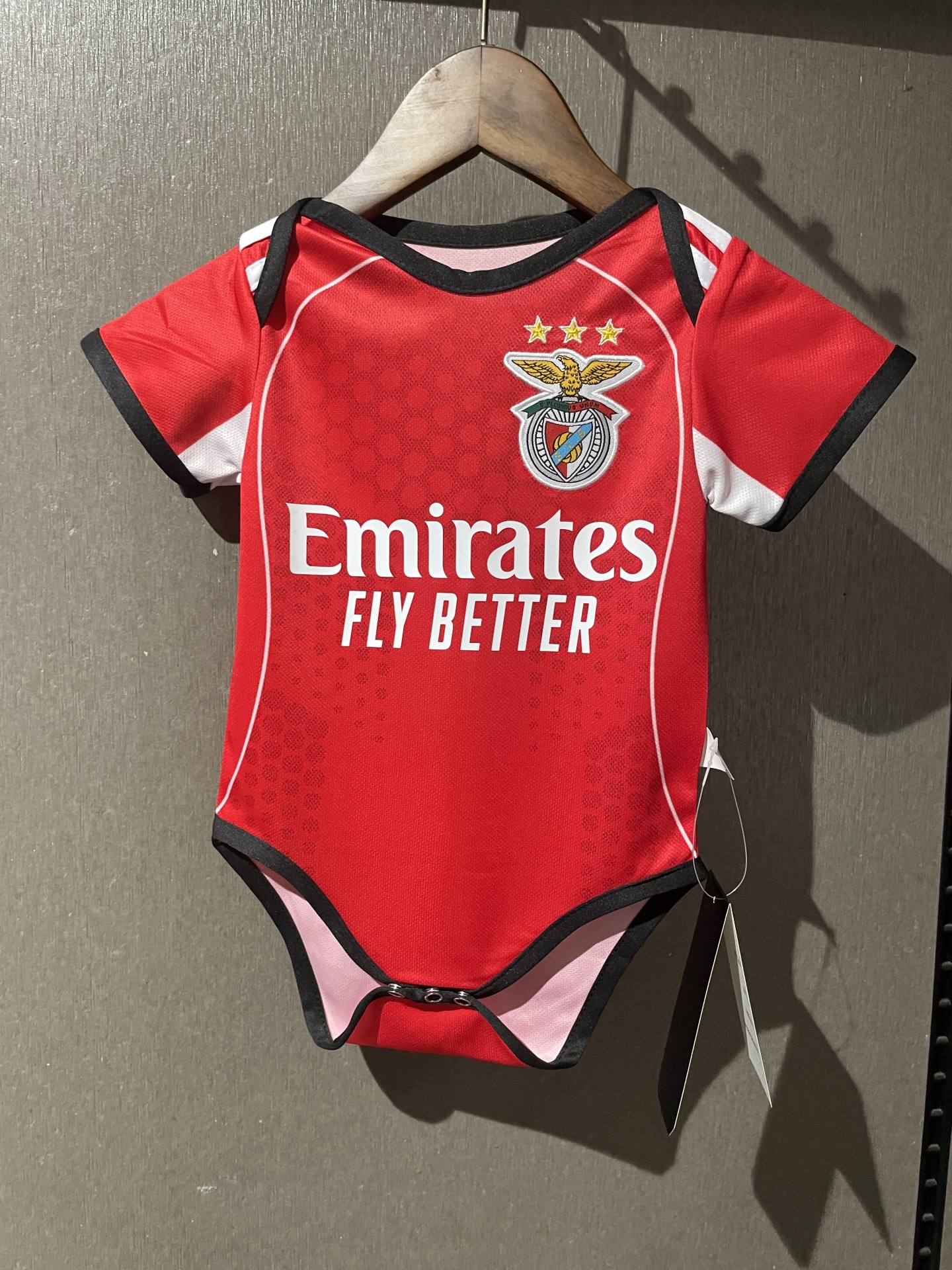 Body Bebé SL Benfica 2025/2026 Principal – 9-20 Meses 🔴⚪👶