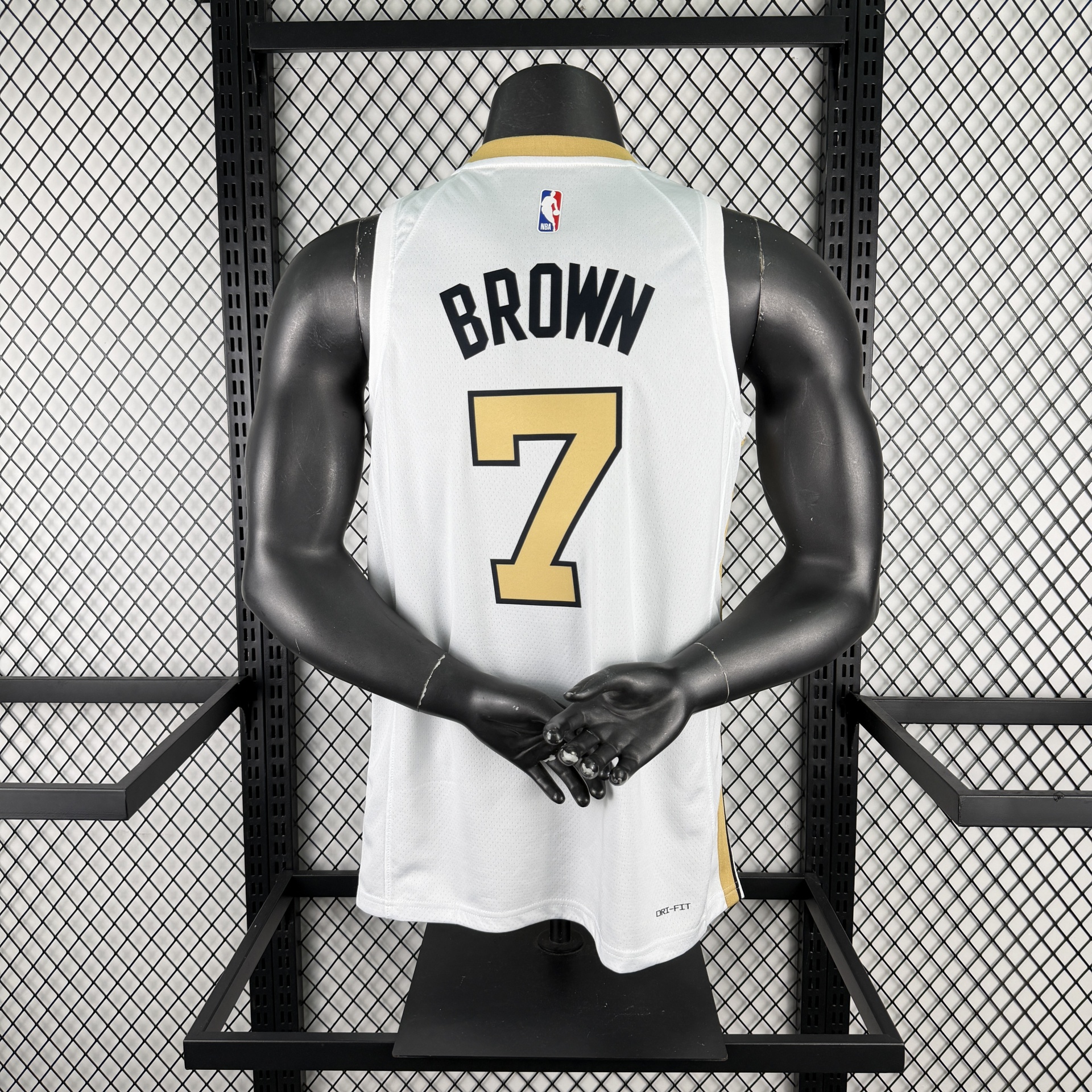 Camisola branca de basquetebol com número 7 e nome BROWN nas costas