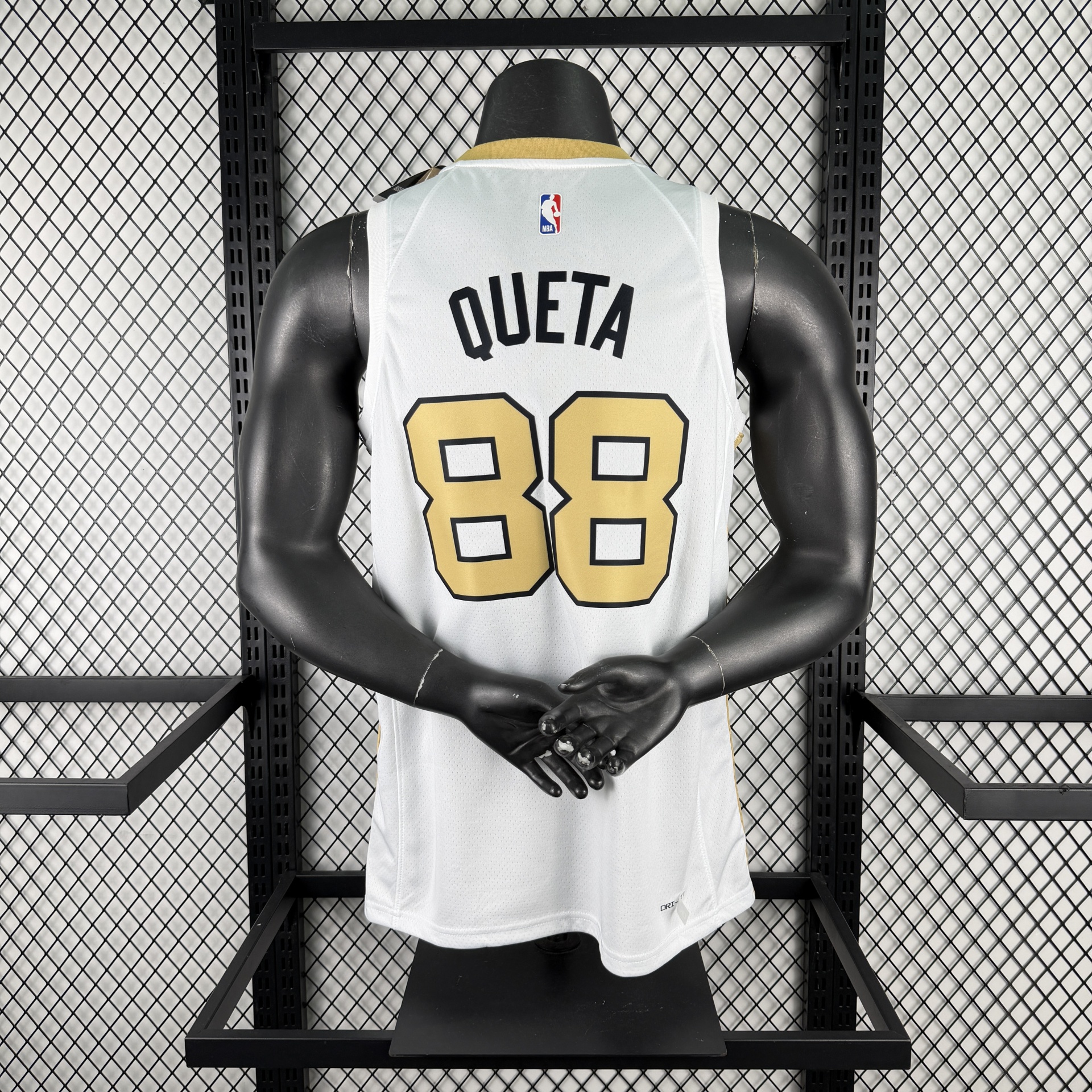 Camisola branca de basquetebol com número 88 e nome QUETA numa manequim preta