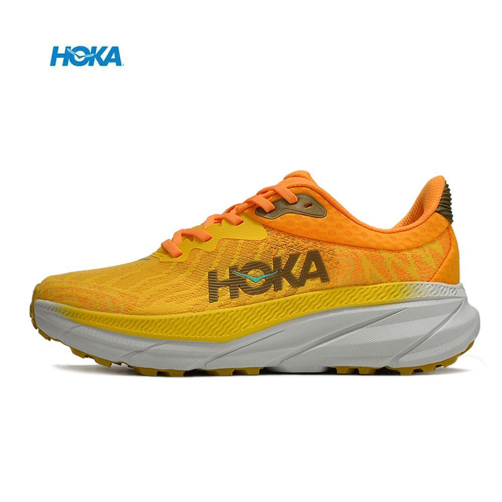 Ténis de corrida amarelo e laranja da marca HOKA