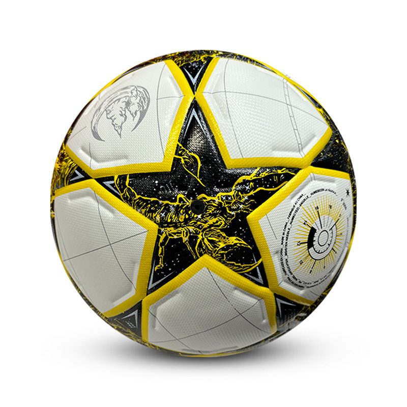 Bola de futebol branca, preta e amarela com design de astronauta