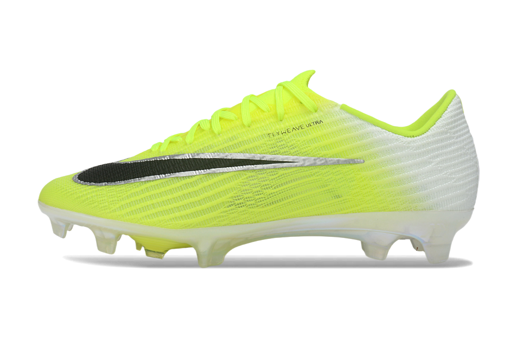 Chuteira de futebol amarelo fluorescente e branco com símbolo Swoosh e texto FLYWEAVE ULTRA