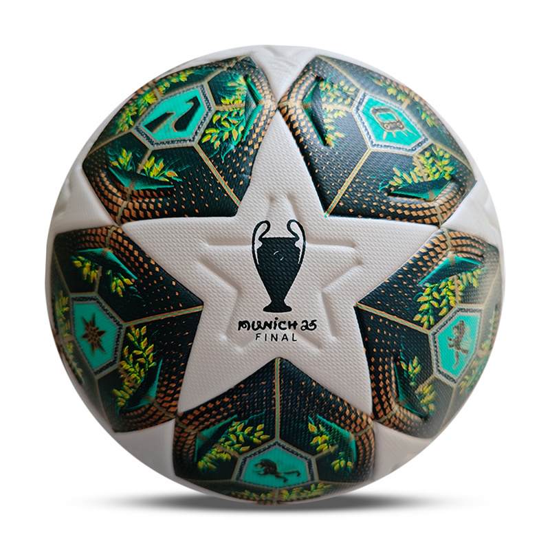 Bola de futebol decorada com estrelas e texto MUNICH 26 FINAL