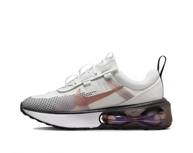 Sapatilha desportiva branca com sola preta e branca e logótipo Nike rosa