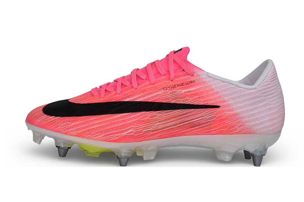 Chuteira de futebol rosa com cravos metálicos e logo preto