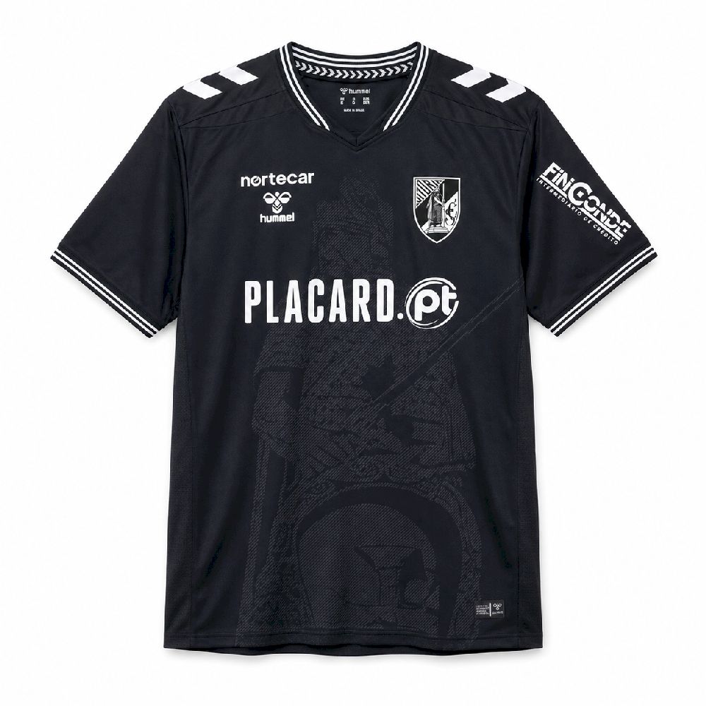 Camisola de futebol preta com logos branco e padrão gráfico escuro