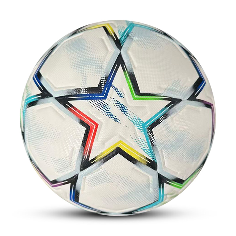 Bola de futebol branca com desenho colorido de estrela