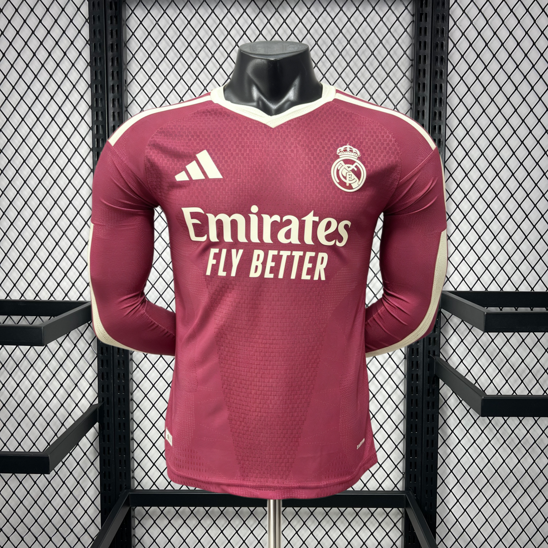 T-shirt de futebol bordeaux com logótipo do Real Madrid e texto Emirates FLY BETTER