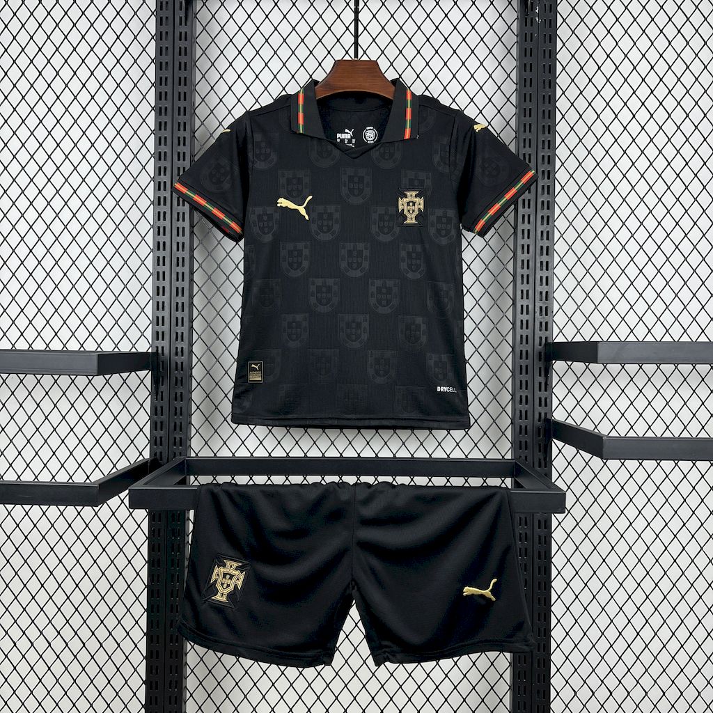 Kit Infantil Portugal 2026 - Edição Especial Pantera Negra – 3 aos 13 anos – Camisola + Calções