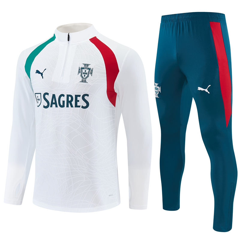 Conjunto de treino da seleção portuguesa com camisola branca e calças azuis