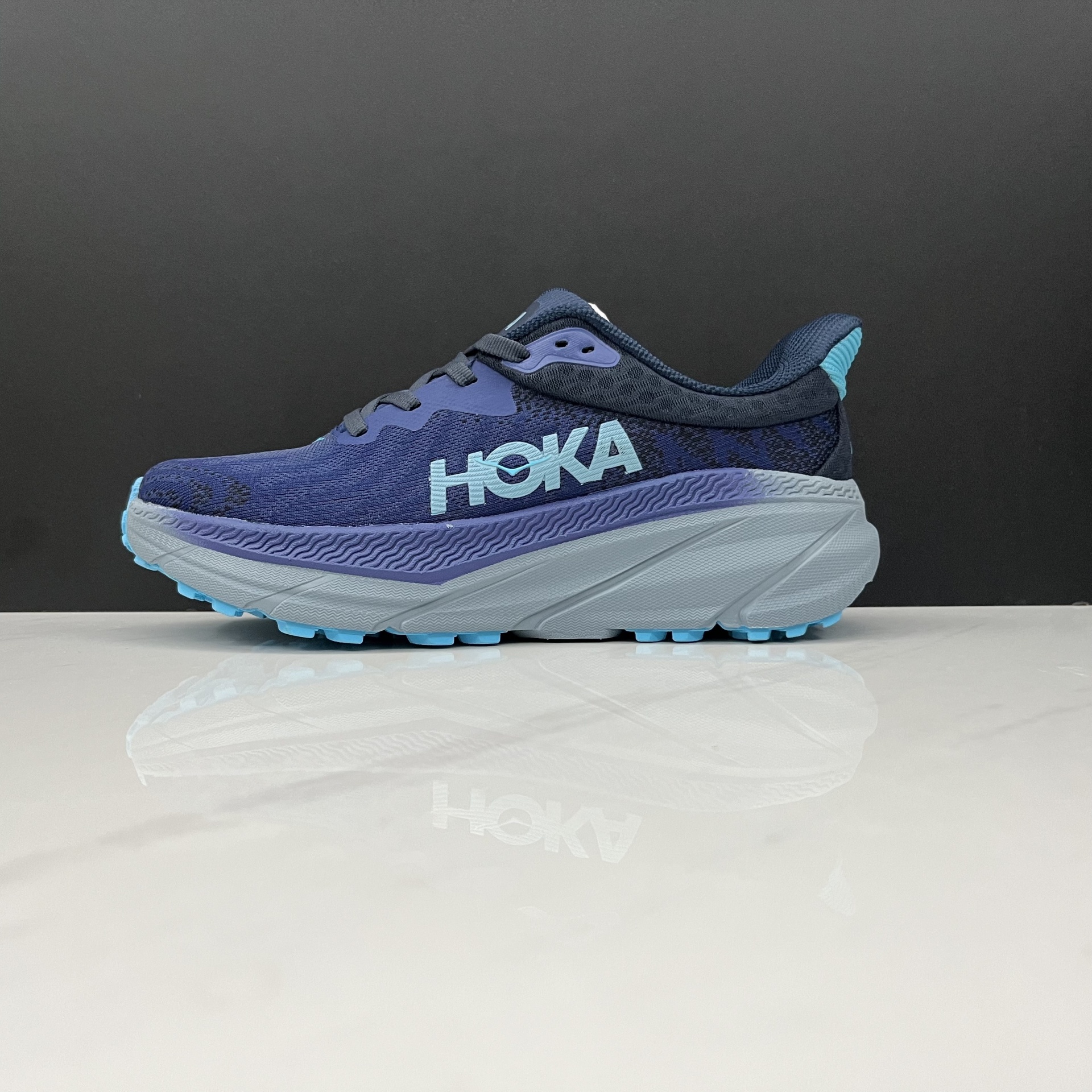 Ténis desporto HOKA azul escuro com sola branca e detalhes azul claro